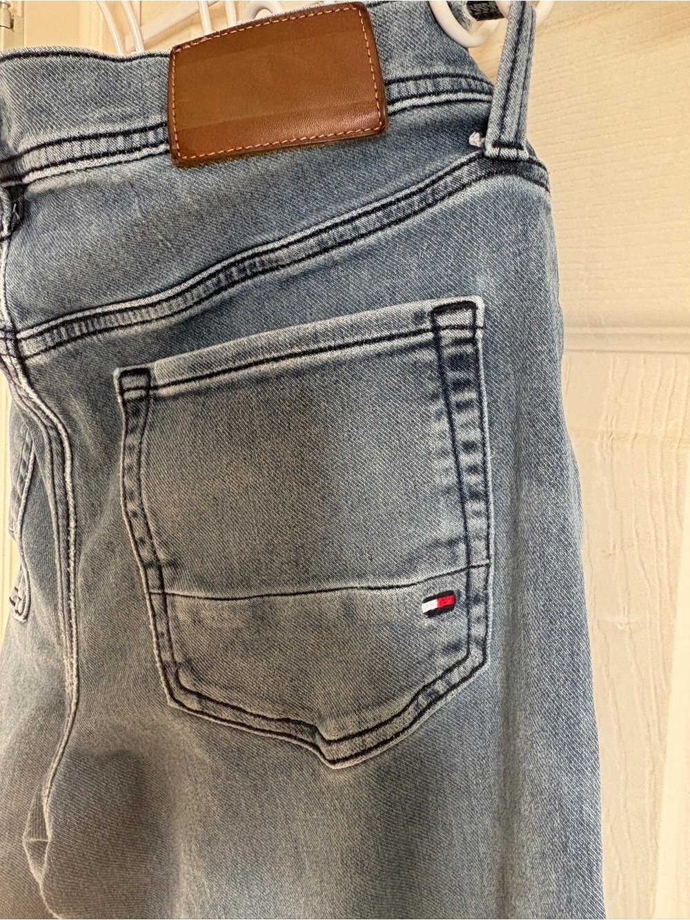 Tommy Hilfiger Light Wash High-Rise  Jeans. So soft!!! 30x30 - Picture 4 of 6